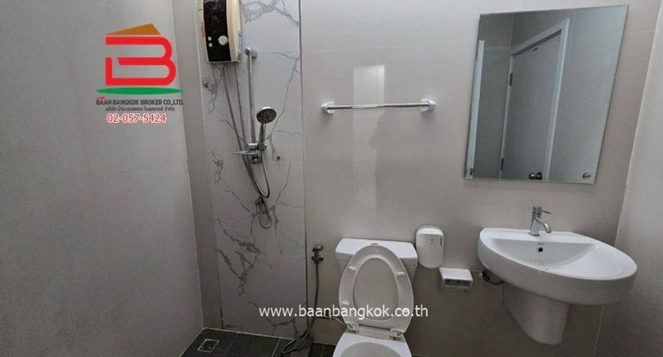 Casa adosada en venta de 3 habitaciones en Phra Pradaeng, Samut Prakan