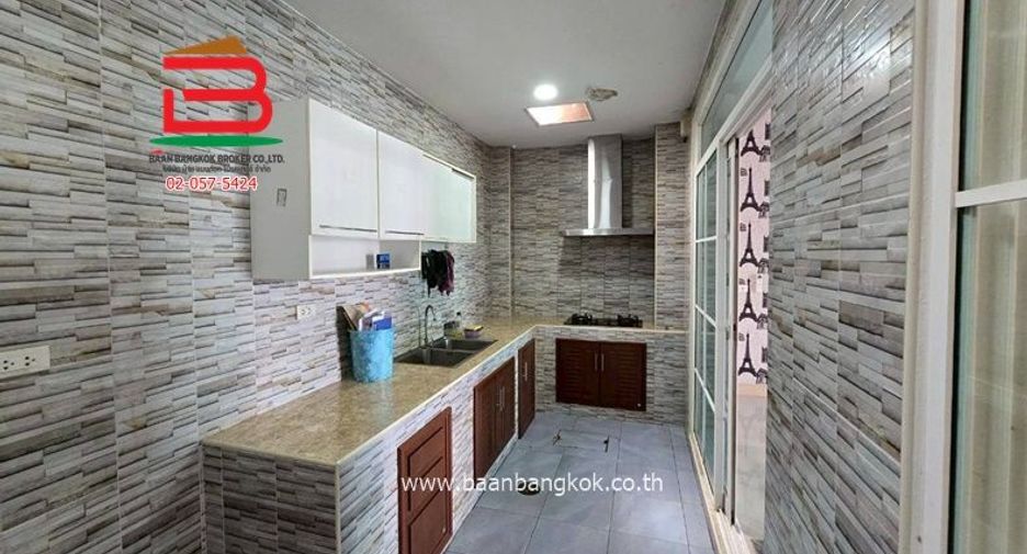 Casa adosada en venta de 3 habitaciones en Phra Pradaeng, Samut Prakan