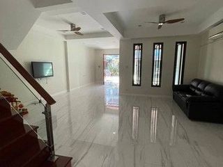 Casa adosada en alquiler de 3 habitaciones en Wang Thonglang, Bangkok