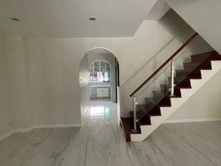 Casa adosada en alquiler de 3 habitaciones en Wang Thonglang, Bangkok