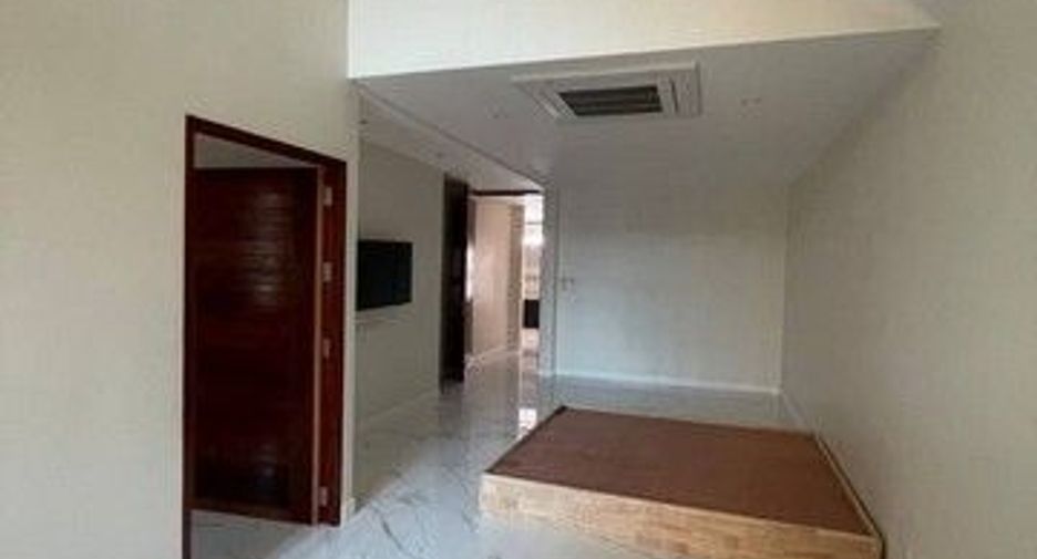 For rent 3 bedrooms townhouse in Wang Thonglang, Bangkok