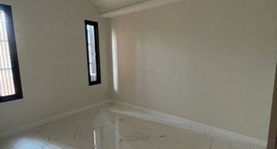 For rent 3 bedrooms townhouse in Wang Thonglang, Bangkok