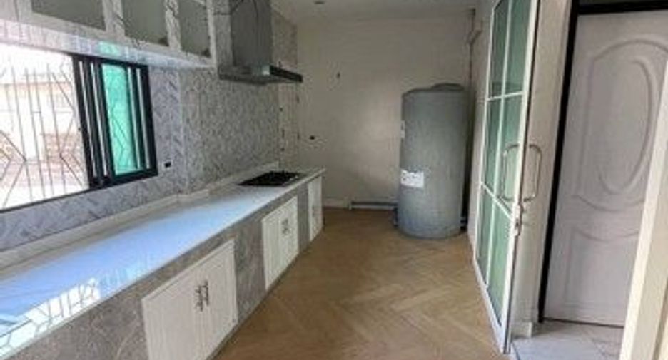 For rent 3 bedrooms townhouse in Wang Thonglang, Bangkok