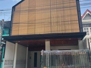 Casa adosada en alquiler de 3 habitaciones en Wang Thonglang, Bangkok
