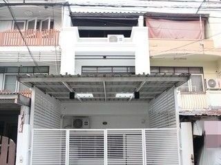 Casa adosada en alquiler de 3 habitaciones en Bang Kapi, Bangkok