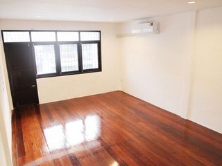Casa adosada en alquiler de 3 habitaciones en Bang Kapi, Bangkok