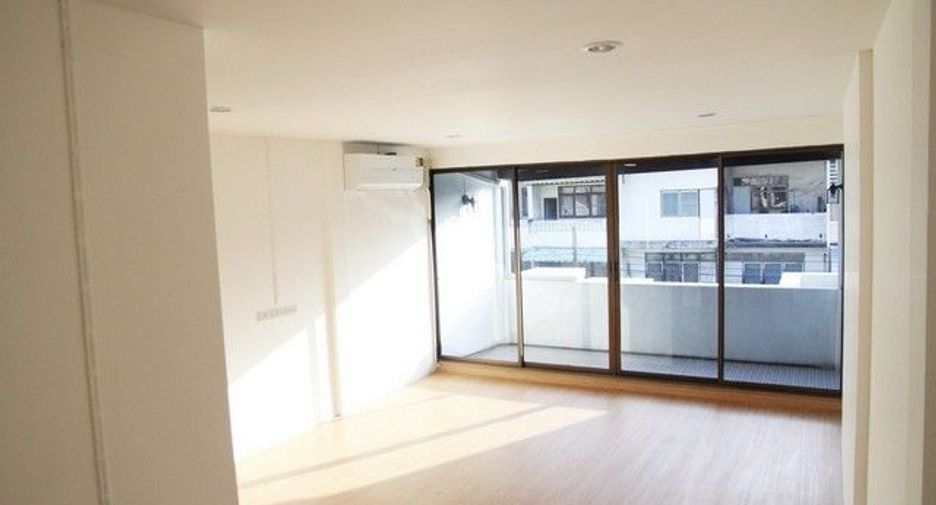 For rent 3 bedrooms townhouse in Bang Kapi, Bangkok