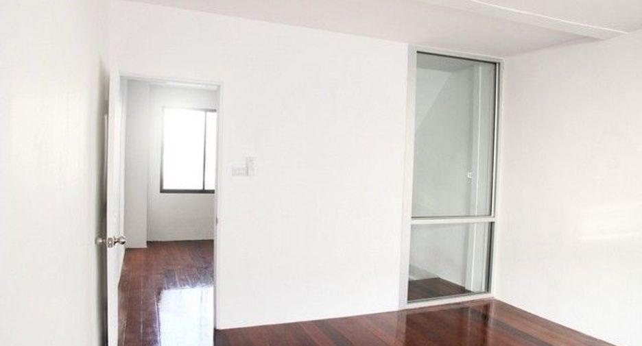 For rent 3 bedrooms townhouse in Bang Kapi, Bangkok