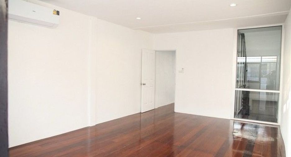 For rent 3 bedrooms townhouse in Bang Kapi, Bangkok