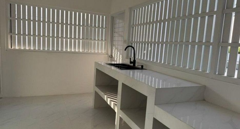 For rent 4 bedrooms house in Bang Khun Thian, Bangkok