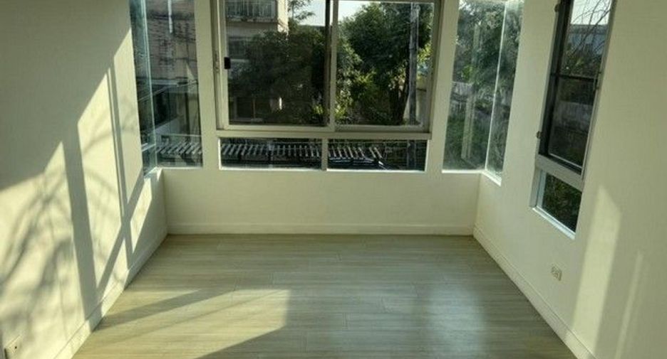 For rent 4 bedrooms house in Bang Khun Thian, Bangkok