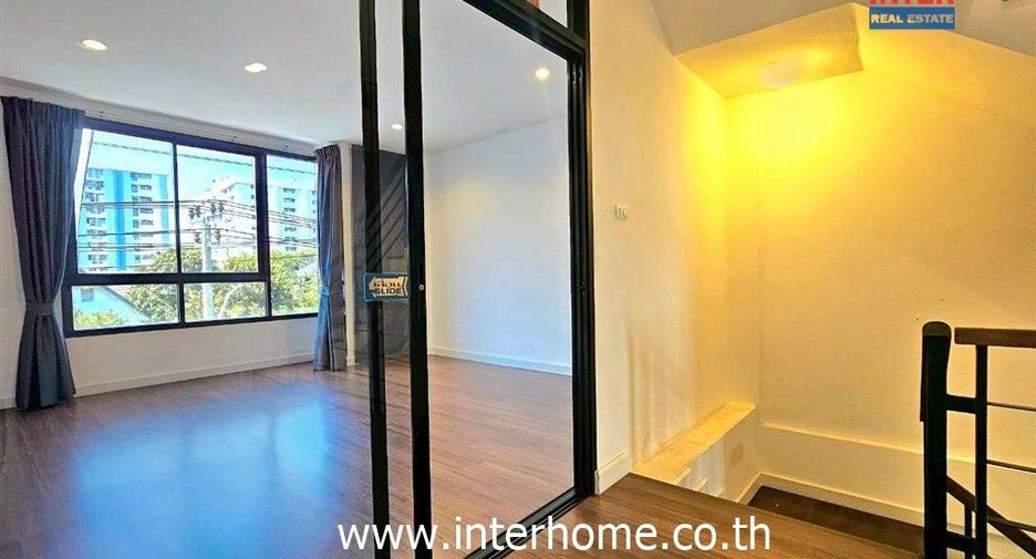 For sale 6 bedrooms retail Space in Bang Khen, Bangkok