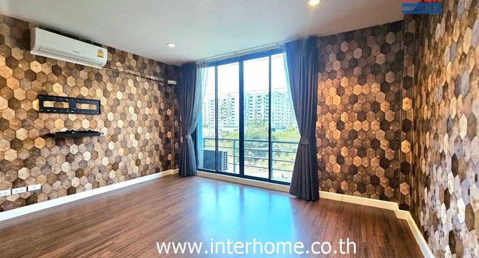 For sale 6 bedrooms retail Space in Bang Khen, Bangkok