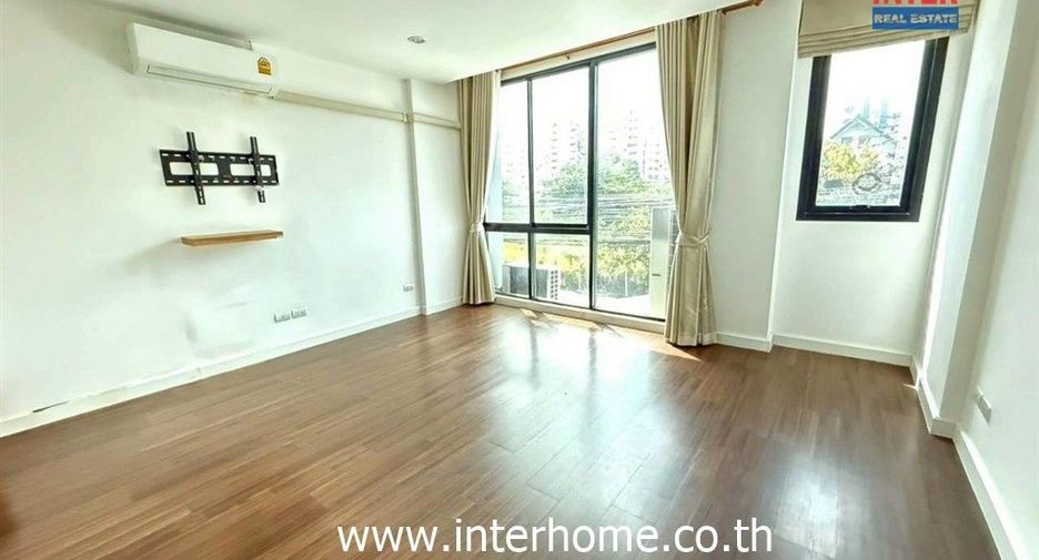 For sale 6 bedrooms retail Space in Bang Khen, Bangkok