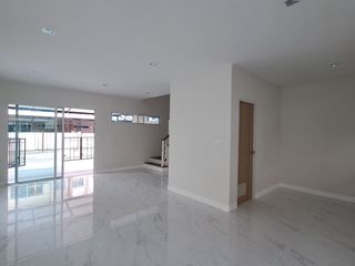 出售 3 卧室 联排别墅 在 Mueang Samut Prakan, Samut Prakan
