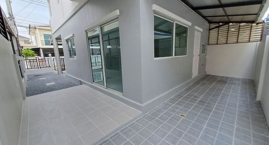For sale 3 bedrooms townhouse in Mueang Samut Prakan, Samut Prakan