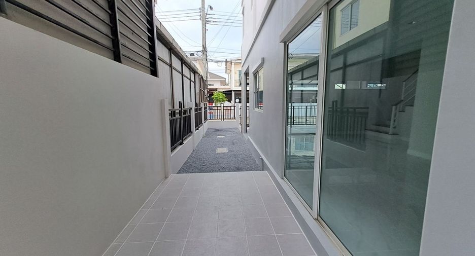 For sale 3 bedrooms townhouse in Mueang Samut Prakan, Samut Prakan
