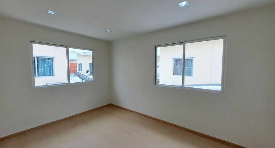 For sale 3 bedrooms townhouse in Mueang Samut Prakan, Samut Prakan