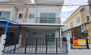 Casa adosada en venta de 3 habitaciones en Mueang Samut Prakan, Samut Prakan