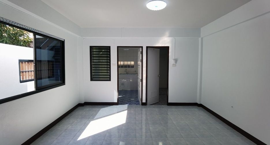 À vendre 2 chambres maison de ville à Mueang Suphanburi, Suphan Buri