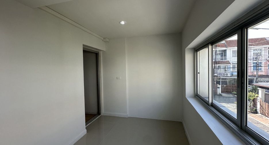 Reihenhaus zum Kauf mit 3 Zimmer in Sam Phran, Nakhon Pathom