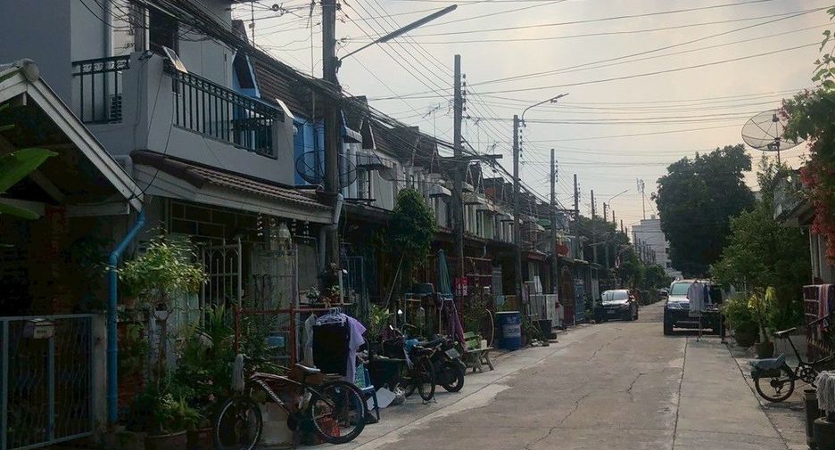 For sale 2 ベッドルーム townhouse in Bang Khen, Bangkok