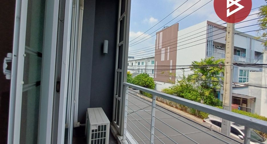 For sale 3 bedrooms townhouse in Wang Thonglang, Bangkok