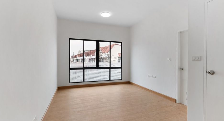 Reihenhaus zum Kauf mit 3 Zimmer in Taling Chan, Bangkok