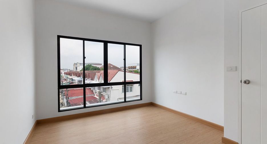 Reihenhaus zum Kauf mit 3 Zimmer in Taling Chan, Bangkok