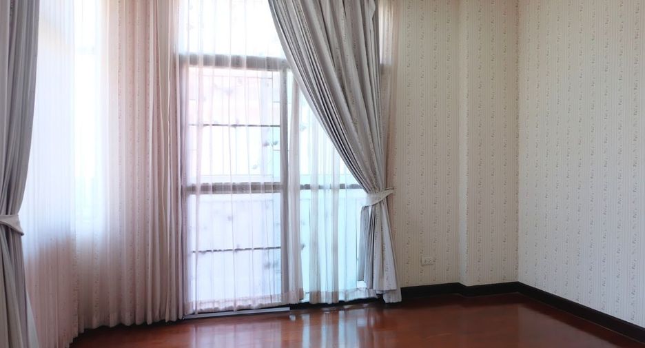 For sale 4 bedrooms house in Si Racha, Chonburi