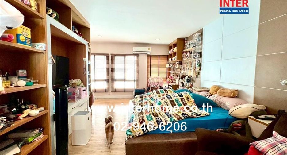 Casa adosada en venta de 3 habitaciones en Bang Kapi, Bangkok
