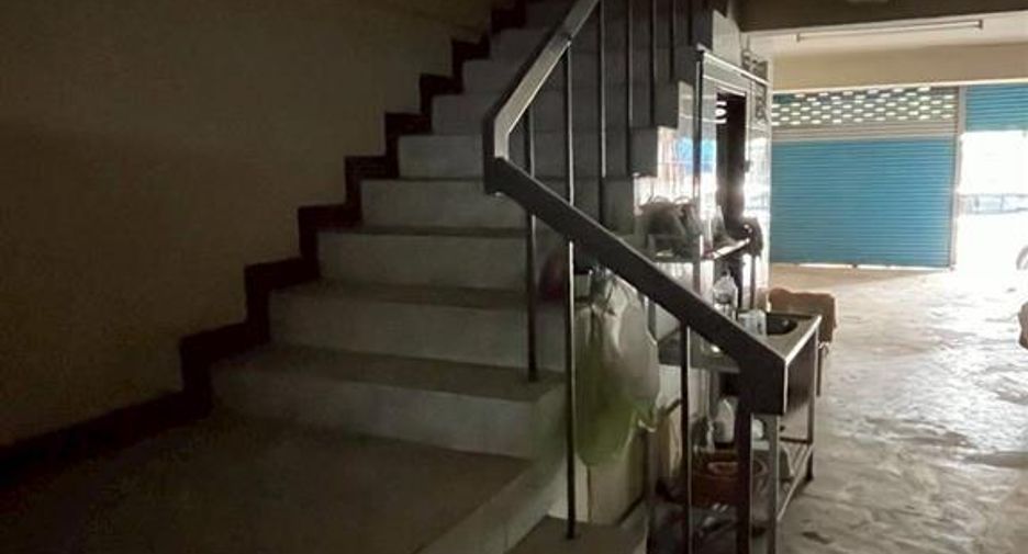 For sale 3 bedrooms retail Space in Nong Khaem, Bangkok