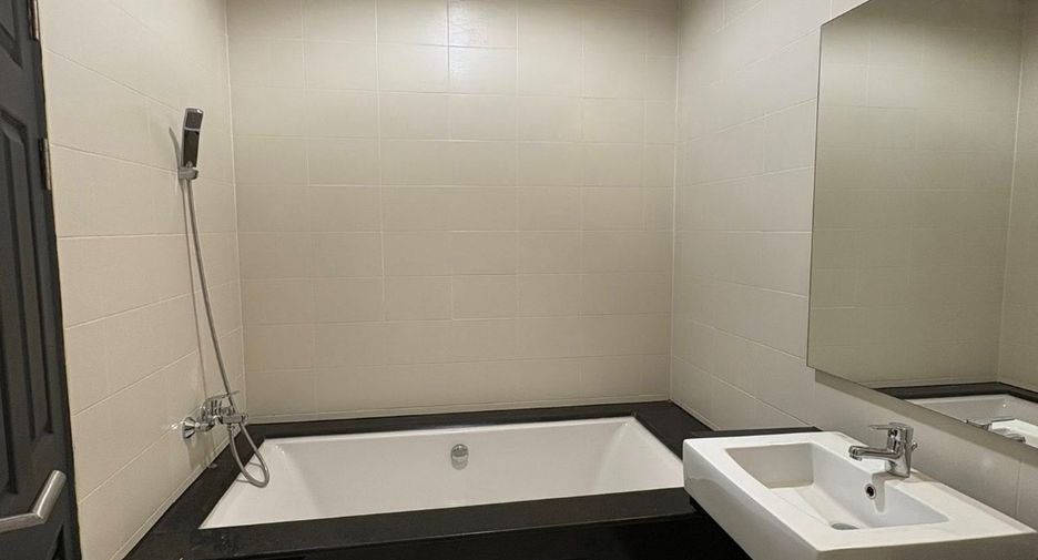For rent 3 bedrooms condo in Ratchathewi, Bangkok