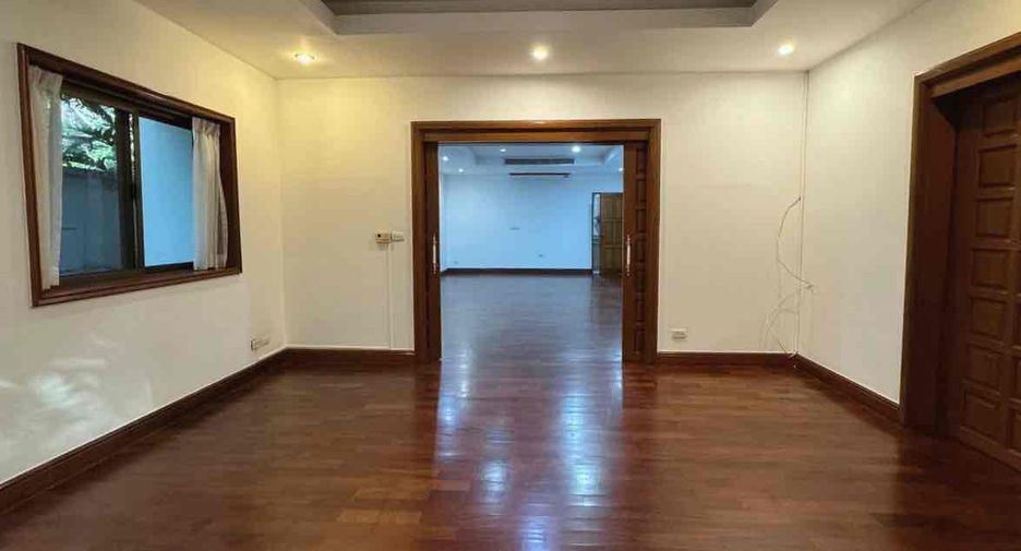 Haus zur Miete mit 4 Zimmer in Pak Kret, Nonthaburi