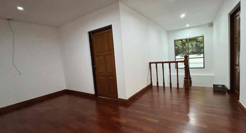 Haus zur Miete mit 4 Zimmer in Pak Kret, Nonthaburi