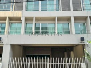 Casa adosada en alquiler de 3 habitaciones en Suan Luang, Bangkok