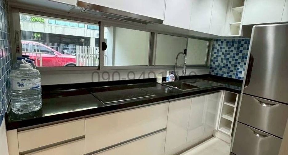 For rent 3 bedrooms townhouse in Suan Luang, Bangkok