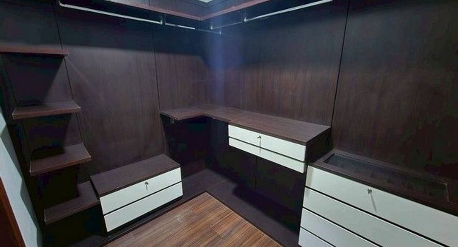 À louer 3 chambres bureau à Phaya Thai, Bangkok