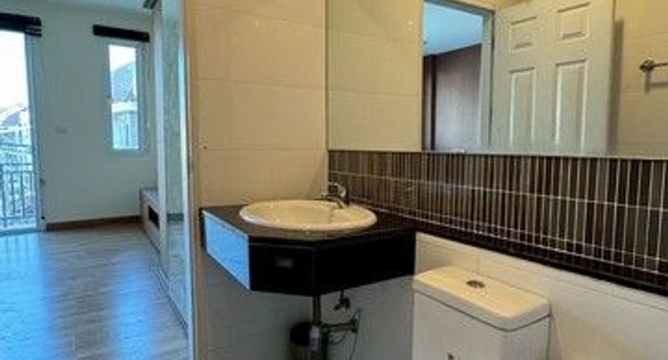 For rent 3 bedrooms office in Lat Phrao, Bangkok