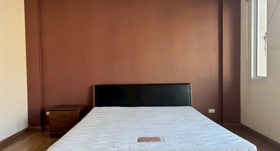 For rent 3 bedrooms office in Lat Phrao, Bangkok