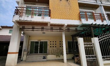 Reihenhaus zur Miete und zum Kauf mit 6 Zimmer in Mueang Samut Sakhon, Samut Sakhon
