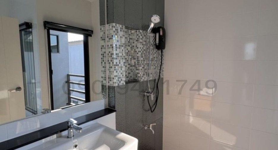 For rent 3 bedrooms townhouse in Saphan Sung, Bangkok