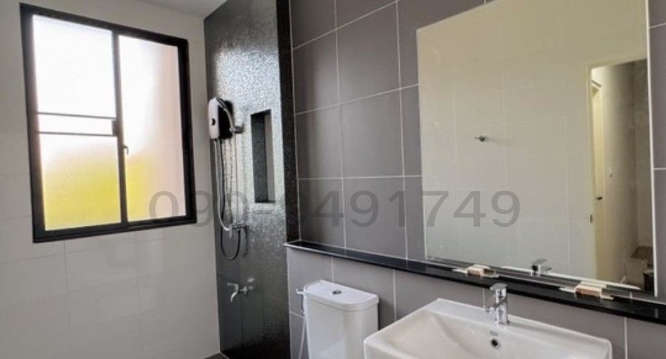 For rent 3 bedrooms townhouse in Saphan Sung, Bangkok
