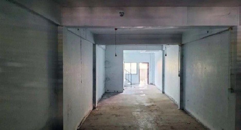 For sale 3 ベッドルーム retail Space in Ban Bueng, Chonburi