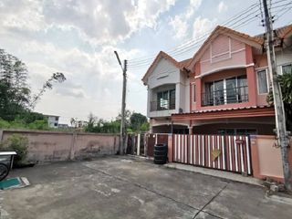 出售 2 卧室 联排别墅 在 Ban Bueng, Chon Buri