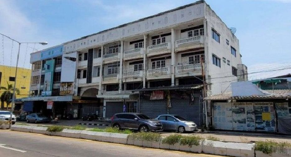 Gewerbefläche zum Kauf mit 8 Zimmer in Ban Bueng, Chonburi