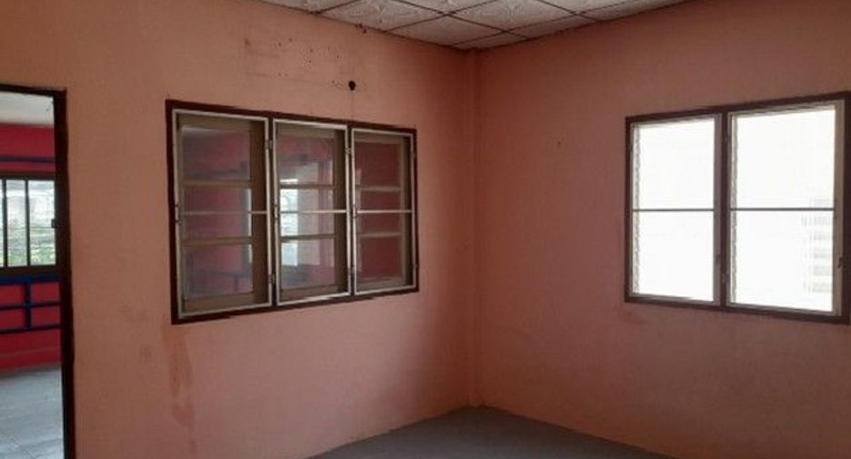 Продажа 3 спальни таунхаус в Ban Bueng, Чонбури
