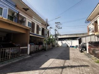 出售 2 卧室 联排别墅 在 Ban Bueng, Chon Buri