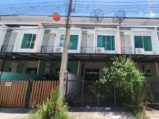 出售 2 卧室 联排别墅 在 Ban Bueng, Chon Buri