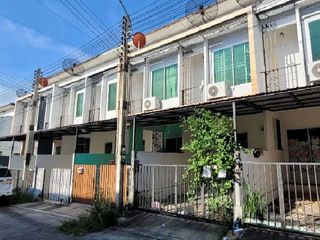 出售 2 卧室 联排别墅 在 Ban Bueng, Chon Buri